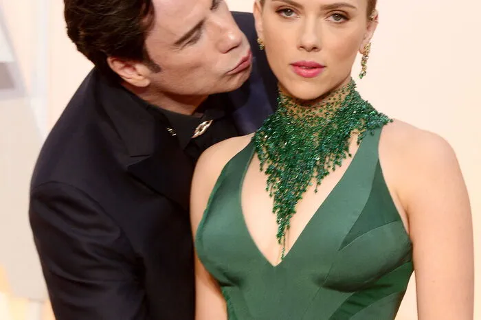 Schaut nicht ganz so begeistert aus: Scarlett Johanssen in enger Umarmung von John Travolta