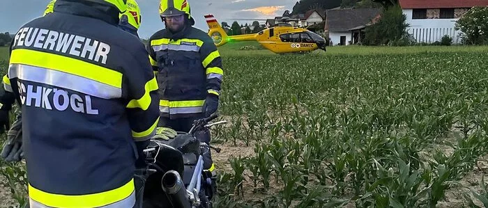 Das Motorrad wurde von der Feuerwehr aus dem Maisacker geborgen