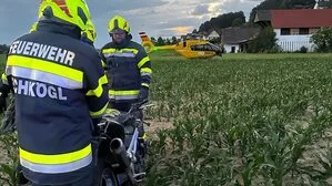 Das Motorrad wurde von der Feuerwehr aus dem Maisacker geborgen