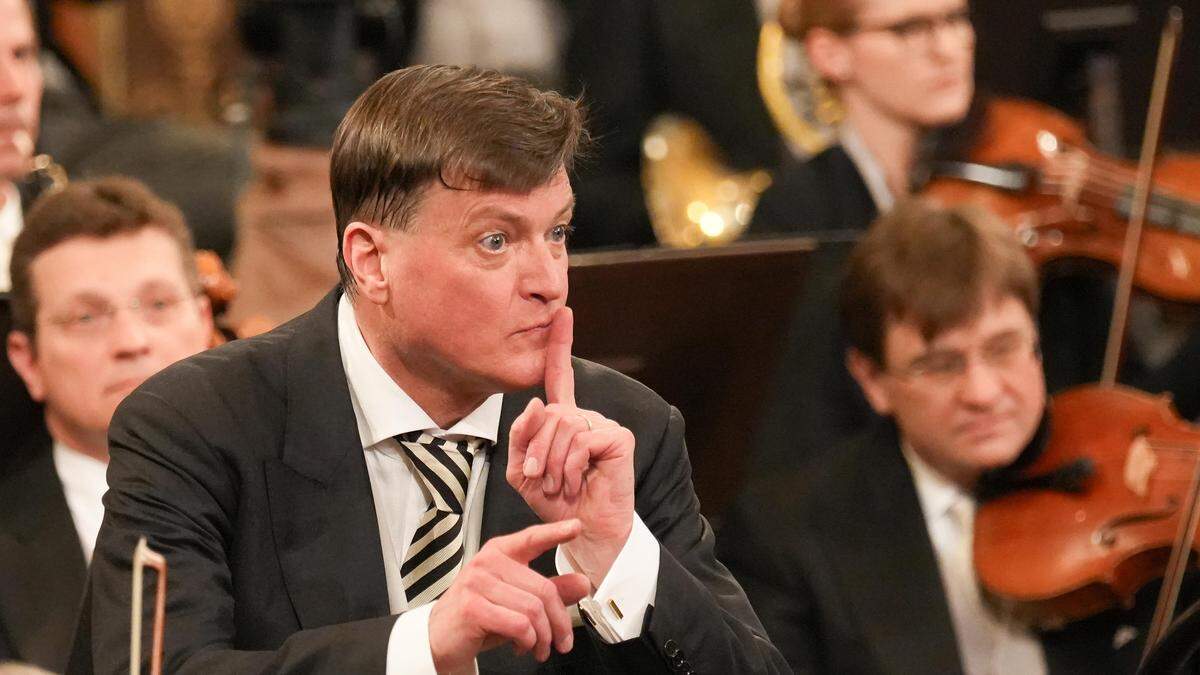 Christian Thielemann dirigiert das Publikum beim Radetzkymarsch