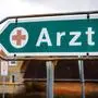 Symbolfoto Aerztemangel auf dem Land DEU/Deutschland/Brandenburg/Schoenborn, 05.02.2024, Symbolfoto Aerztemangel / Landarzt, Ein Strassenschild mit der Aufschrift ARZT steht in der Ortschaft Schoenborn im Landkreis Elbe-Elster am Strassenrand. *** Symbolic photo doctor shortage in the countryside DEU Germany Brandenburg Schoenborn, 05 02 2024, Symbolic photo doctor shortage country doctor, A street sign with the inscription ARZT stands on the roadside in the village of Schoenborn in the district of Elbe Elster AF_IMG_27388.jpeg