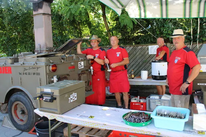 Das gratis Gulasch für alle Festteilnehmer wurde aus einer restaurierten Gulaschkanone ausgegeben.