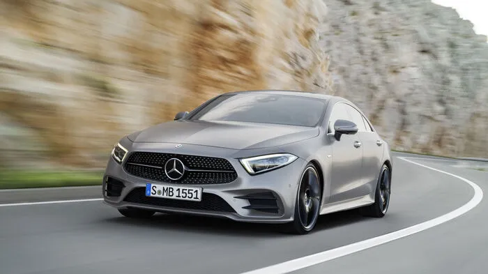 In der dritten Auflage ist der Mercedes CLS so schön wie nie zuvor und beschwört die charakteristischen Formen seiner Vorreiter wieder herauf. Nur mit wesentlich weniger Sicken und Linen – scheinbar nahtlos.