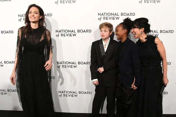 Falls Jolie den Auflagen nicht nachkomme, drohe sie, das primäre Sorgerecht zu verlieren, das sie bisher genieße, hieß es in Medienberichten.