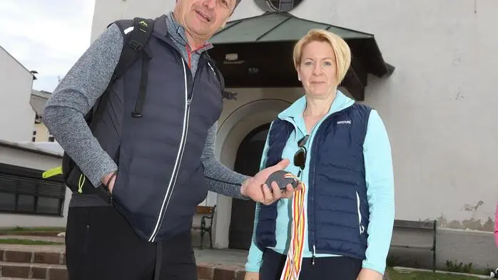 Vorsitzender Robert Graimann und seine Vorsitzende-Stvr. Gudrun Scheriau von den Naturfreunden Feldkirchen beim Treffpunkt und Start vor der Michaelikirche in Feldkirchen.