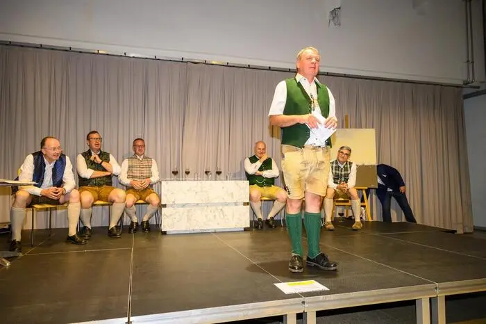 Zahlreiche Besucher waren gekommen und unterstützten so Kappauns Hilfsprojekt „Wir für die Ukraine“. Durch den Abend führte Moderator Sepp Loibner. 