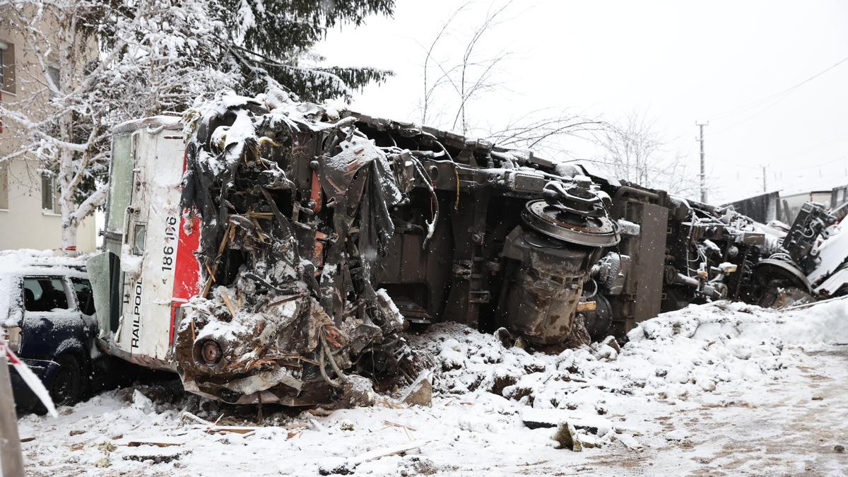 Ein Zug strandete bei dem Unfall im Jänner des Vorjahres knapp neben einem Mehrfamilien-Wohnhaus