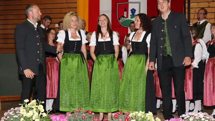 Weitere Mitwirkende waren: „Vokalensemble Hamatgfühl“ (am Foto) unter Leitung von Martin Supanz und „Die Anreiser“ unter Leitung von Eveline Kogler.