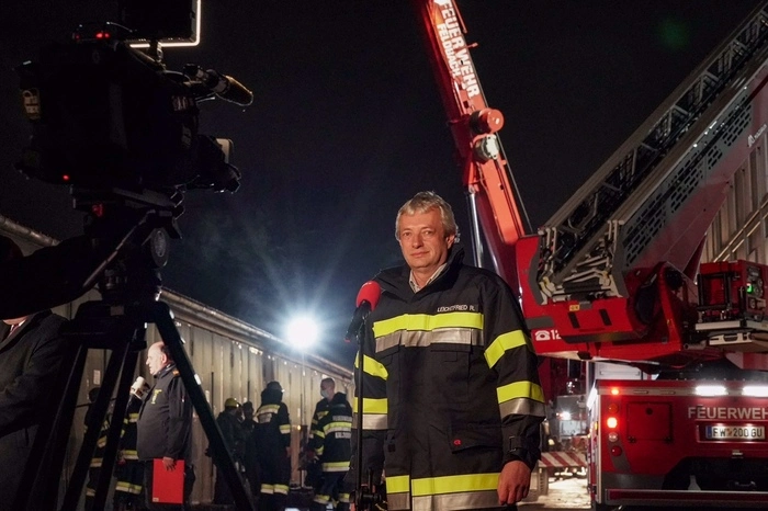 Aufgabe der Feuerwehren bestand darin, Wohncontainer und Feldbetten ins Kriesengebiet zu transportieren.