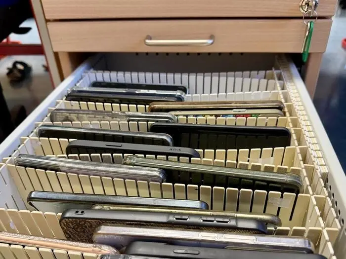 Mobiltelefone werden an der Liezener Mittelschule während des Unterrichts generell ausgeschaltet in einer Schublade im Lehrertisch aufbewahrt