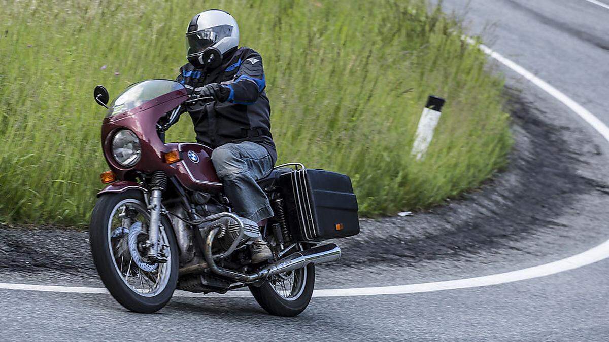 Motorradfahrer in einer Kurve (Sujetbild)