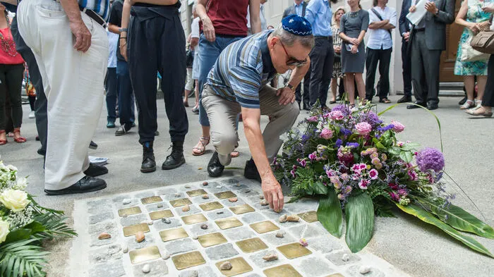 27 Stolpersteine wurden am Dienstag, 27. Juni, vor dem Oeversee-Gymnasium verlegt.