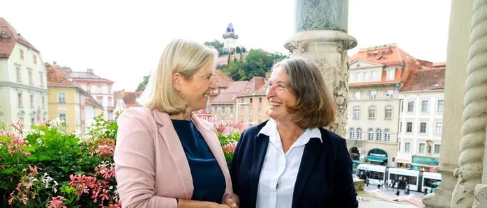 Bürgermeisterin Elke Kahr und Vizebürgermeisterin Judith Schwentner nach der Vorstellung des Koalitionsprogramms