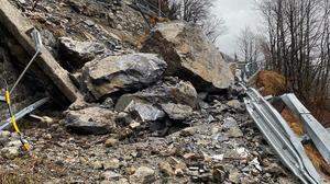 Die Plöckenpassstraße wurde bei einem Felssturz auf italienischer Seite massiv beschädigt