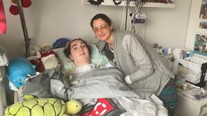 Paul (16) mit seiner Mama Natascha Krischan Zuhause in seinem Zimmer