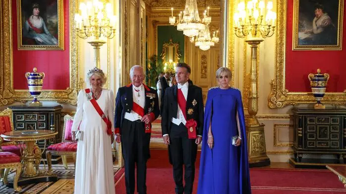 Auf dem Weg zum Staatsbankett (von links): Königin Camilla, König Charles III. Emmanuel Macron und Brigitte Macron