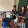 Beim Kaffee bekommt der Lehrer noch Wind zugefächelt