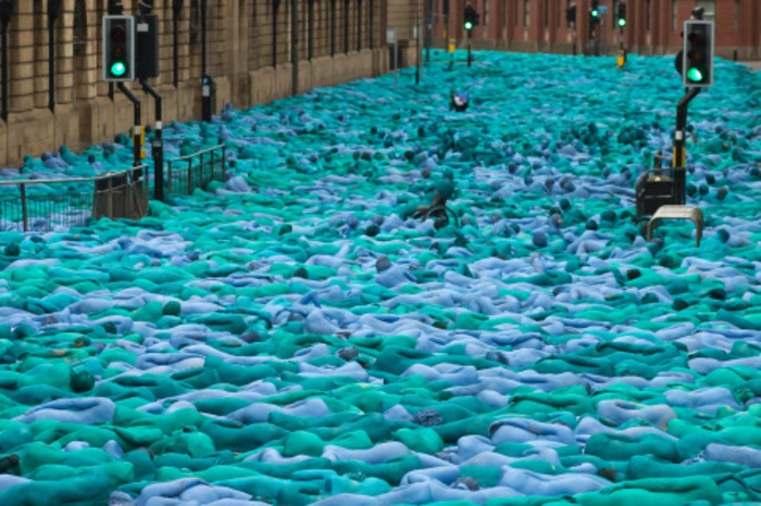 Für den Fotografen Spencer Tunick posierten dieTeilnehmer aus 20 Ländern vor verschiedenen Wahrzeichen der Stadt.