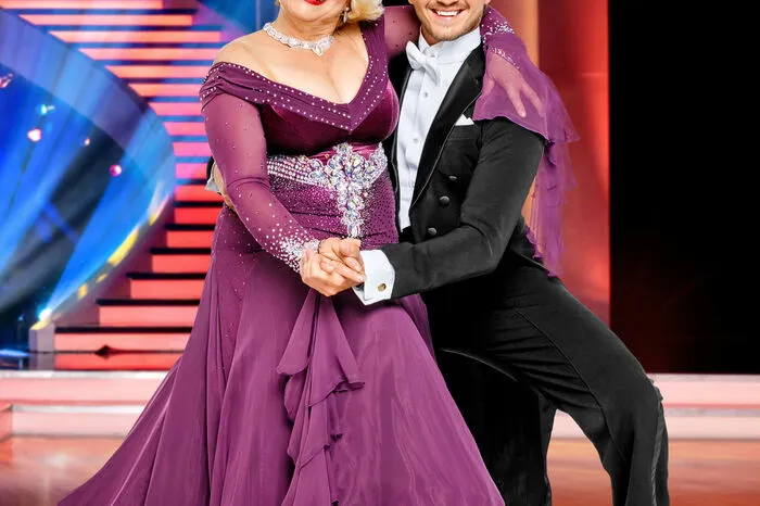 Margarethe Tiesel: „Ich freue mich schon auf die Show, weil Tanzen einfach glücklich macht. Konditionell wird es bei mir auch besser – und ich kann nur jedem empfehlen durchzuhalten. Mein Ziel ist durchzukommen und keinen Fehler zu machen.“