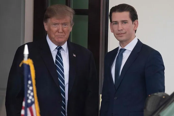 Pünktlich um 19.45 Uhr unserer Zeit begrüßte der US-Präsident den österreichischen Gast beim Eingang zum Westflügel des Präsidentensitzes.