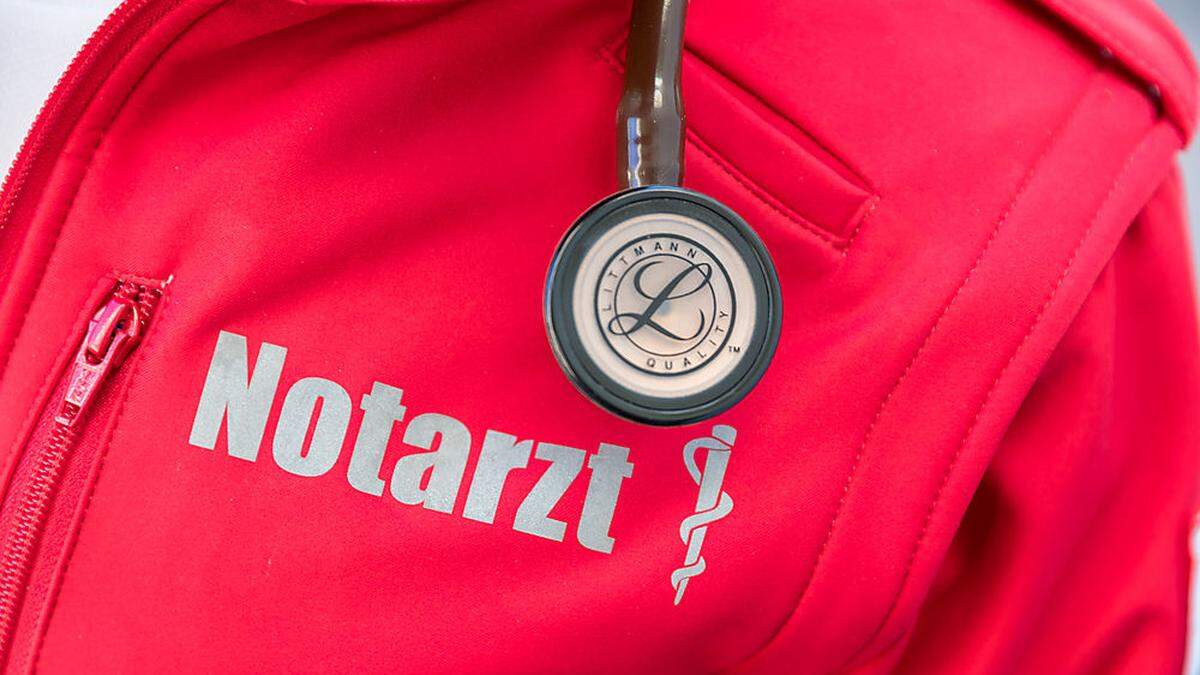 Übermütiger Stoß auf Balkon: 26-Jähriger wurde verletzt und mit Notarzthubschrauber in die Klinik nach Innsbruck geflogen