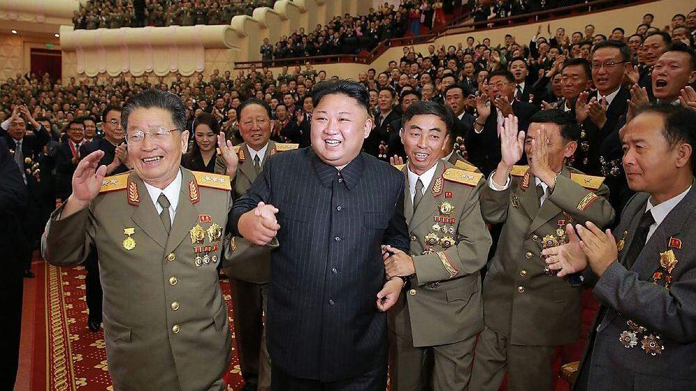 Von der Agentur veröffentliche Fotos zeigen Kim im Volkstheater der Hauptstadt Pjöngjang lächelnd mit zwei führenden Wissenschaftern des Landes
