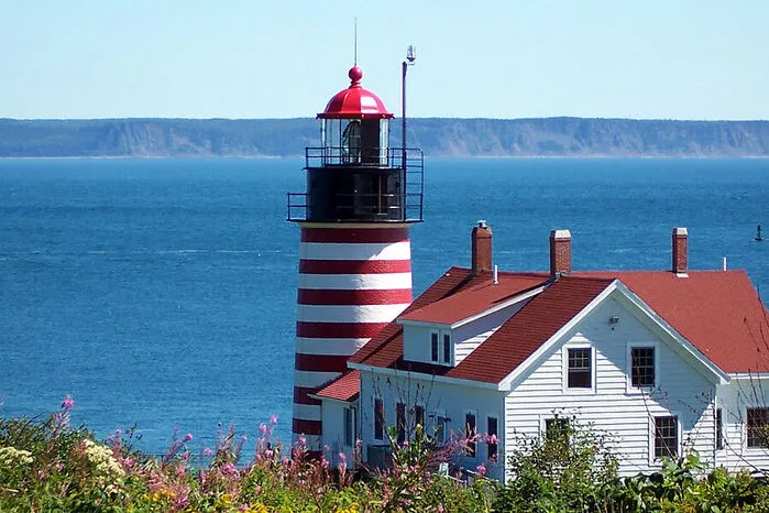 Eine etwas andere Atmosphäre bietet der Popham Beach State Park mit seinem sechs Kilometer langen Sandstrand. Hier kann man die Leuchttürme vor der Küste beobachten, welche die Einfahrt in den Kennebec River bewachen, und bei Ebbe bis nach Fox Island laufen.