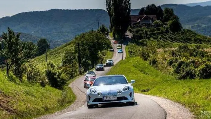 
Dieses Jahr cruisen vom 27. bis 31. August zahlreiche Sportwagenfans durch die hügeligen Weinberge des Thermen- und Vulkanlands