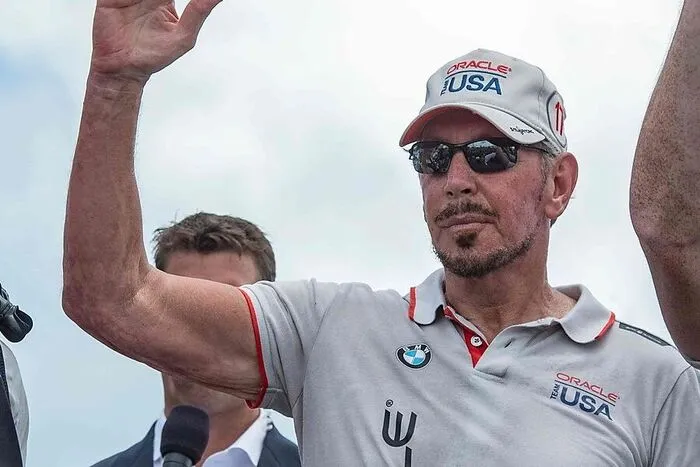 Larry Ellison gehört zu den Pionieren der frühen PC-Ära. Nach seinem Schulabschluss besuchte er in den frühen 1960er Jahren die University of Illinois at Urbana-Champaign und die University of Chicago. Trotz guter Noten verließ er die Universitäten ohne Abschluss und zog 1966 nach Berkeley in Kalifornien. Nach Jobs beim Magnetband-Hersteller Ampex und dem IT-Riesen IBM gründete er 1977 ein eigenes Unternehmen, das sich mit der Programmierung von Computer-Datenbanken beschäftigte. Daraus wurde später Oracle, heute das zweitgrößte Software-Unternehmen der Welt. Ellison hält weiterhin mehr als 30 Prozent an dem börsennotierten Unternehmen. Sein Vermögen wird auf 122,6 Milliarden US-Dollar geschätzt.