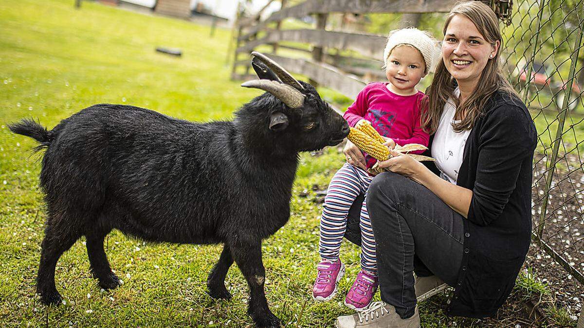 Corinna Spieß mit ihrer jüngsten Tochter Pauline und Ziege Sissy