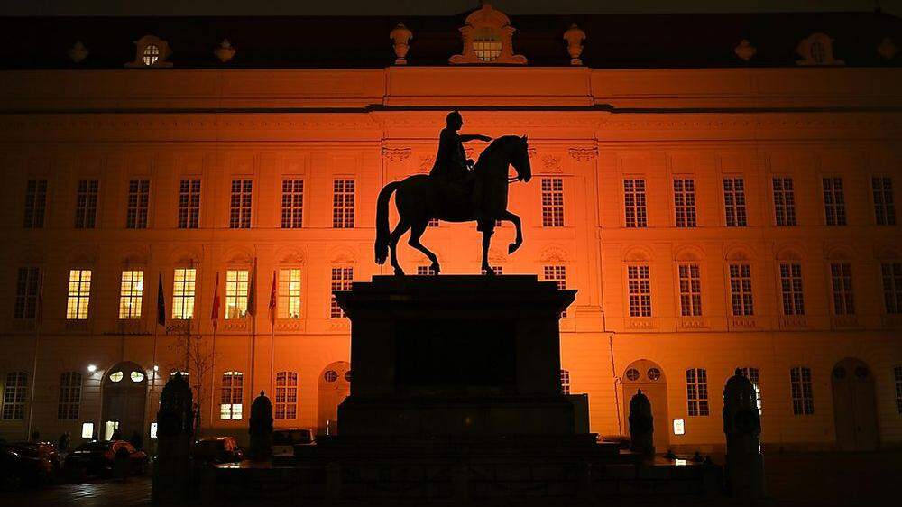 Auch das Parlament in Wien leuchtete bisher orange