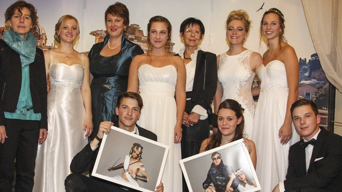 Unter dem Motto "carpe noctem" luden die 27 angehenden Maturanten des Bundesgymnasiums (BG) Porcia zum Ball. Alles drehte sich um die Götterwelt. So hatte ebenso Liebesgott Amor seinen Auftritt. Foto: Jutta Ebner, Lydia Hopfgartner, Rosemarie Preis, Emil Biller, Lisa Derflinger, Direktorin Dagmar Rauter, Hannah Staber, Franziska Warum, Michelle Pirstnig, Maximilian Hopfgartner