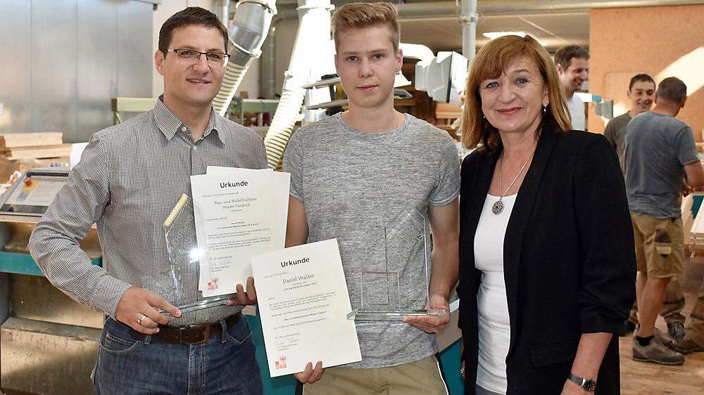 Auch Ausbildner und Tischlerei-Inhaber Friedrich Wieser (links) freut sich über die Auszeichnung seines Lehrlings