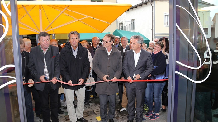Gemeinsam mit seinen beiden Vizebürgermeistern und dem Leiter der Servicestelle, Johann Payler, durchschnitt Bürgermeister Erwin Eggenreich das Eröffnungsband.
