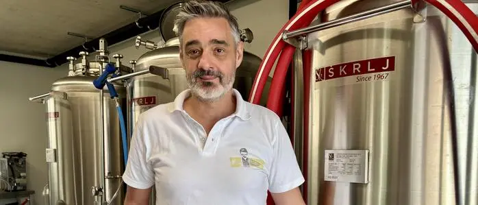 Richard Lipp zwischen den Tanks seines Bierateliers in Leitring. Der 53-Jährige machte seine jahrelange Leidenschaft fürs Bierbrauen zum Beruf