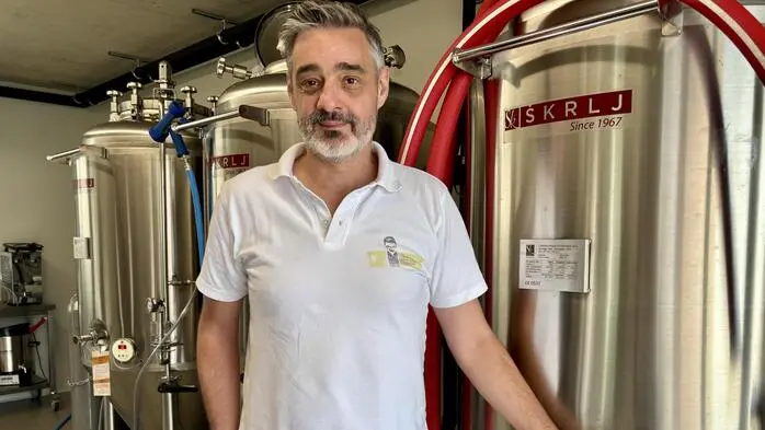 Richard Lipp zwischen den Tanks seines Bierateliers in Leitring. Der 53-Jährige machte seine jahrelange Leidenschaft fürs Bierbrauen zum Beruf