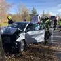 Lenker prallte mit Pkw frontal gegen Baum