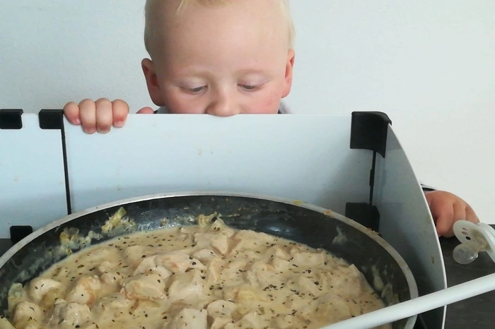Paul Feuchter ist 22 Monate alt und wohnt mit Mama und Papa in Weißkirchen. Wenn er nicht gerade seinen Fußbällen im Garten nachrennt, verbringt er seine Zeit beim Spielen im Haus oder als Kochlehrling in Mamas Küche. 