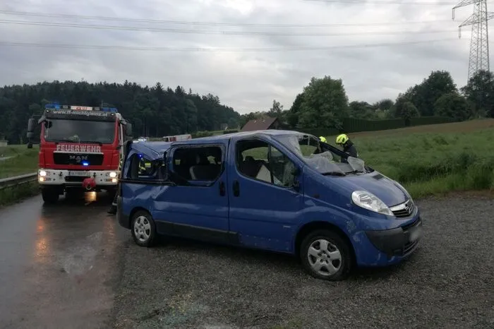 Die verunfallten, teils schwer verletzten Personen wurden den Einsatzkräften des Roten Kreuzes übergeben und mittels Rettungshubschrauber und Rettungswagen ins Krankenhaus abtransportiert.