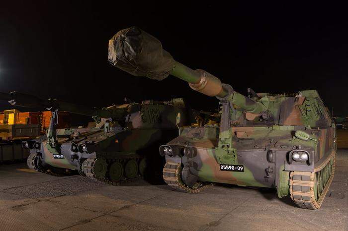 Die österreichischen Panzerhaubitzen nach der Ankunft in Lettland 2017