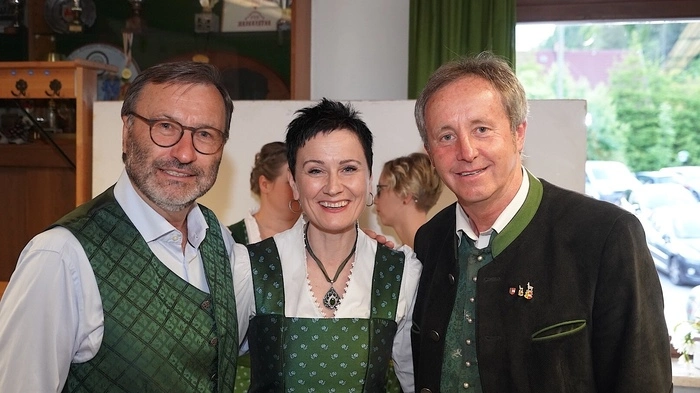 Kurt Schwager, Chorleiterin Ingrid Nussbaumer und Landtagsabgeordneter Ferdinand Hueter 