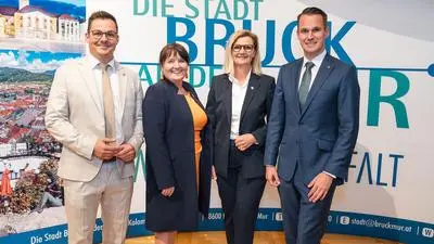 Susanne Kaltenegger (2.v.r.) wurde zur neuen Bürgermeisterin gewählt. Links: Ihr Koalitionspartner und Vizebürgermeister Raphael Pensl sowie LH-Vize Khom und Landesrat Hermann