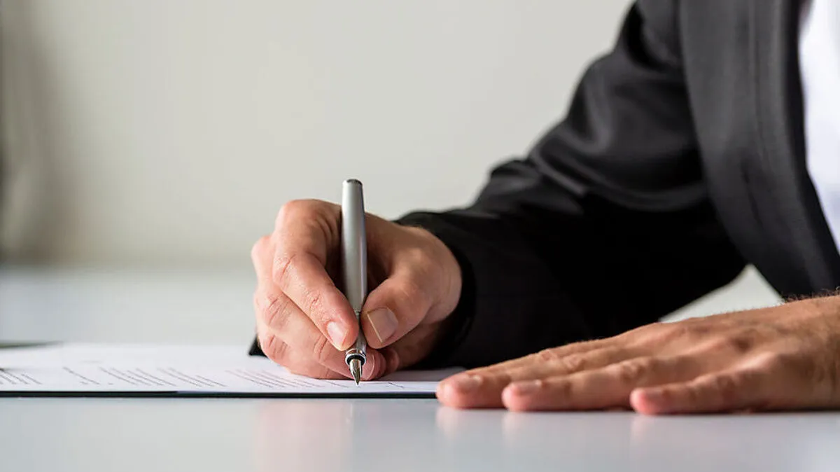 Zeugnisse und Unterlagen gefälscht