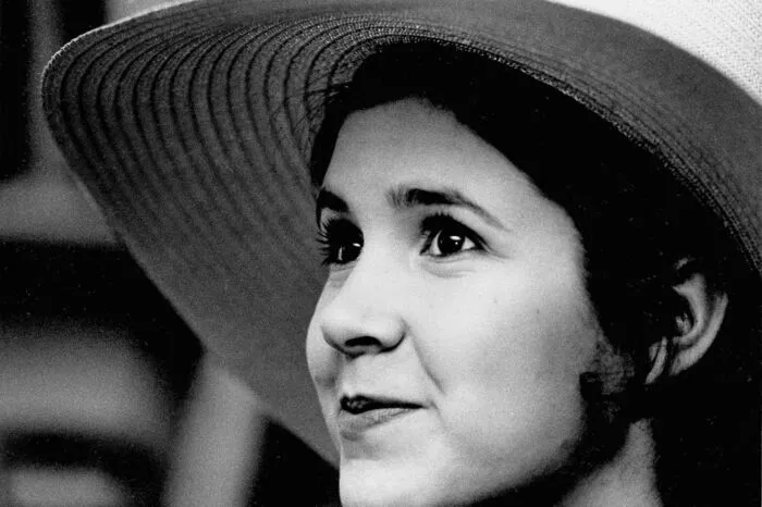 Carrie Fisher war 15, als sie die Schule aufgab und mit ihrer Mutter in dem Broadway-Revival "Irene" auftrat.