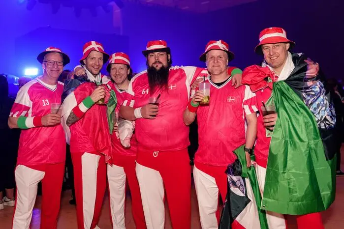 ... andere feierten ihren Star in den Farben Italiens ...