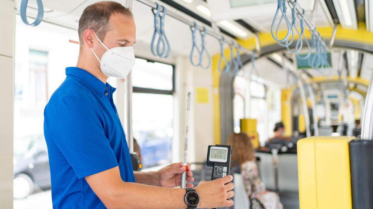 Der Grazer Stadtklimatologe Dominik Piringer maß für uns die Temperaturen in der Bim: 34,5 Grad zeigte das Thermometer etwa im Cityrunner an