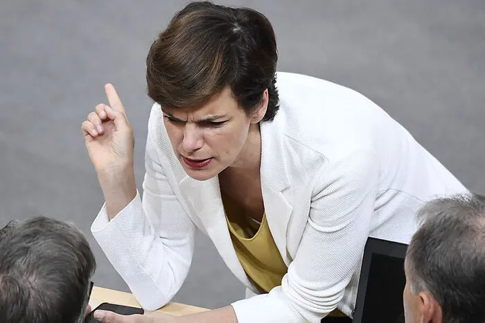 "Wenn eine staatliche Organisation in parteipolitische Finanzen schauen kann, dann muss man darüber diskutieren, wie weit das gehen kann." ... und SPÖ-Chefin Pamela Rendi-Wagner sieht das genauso.