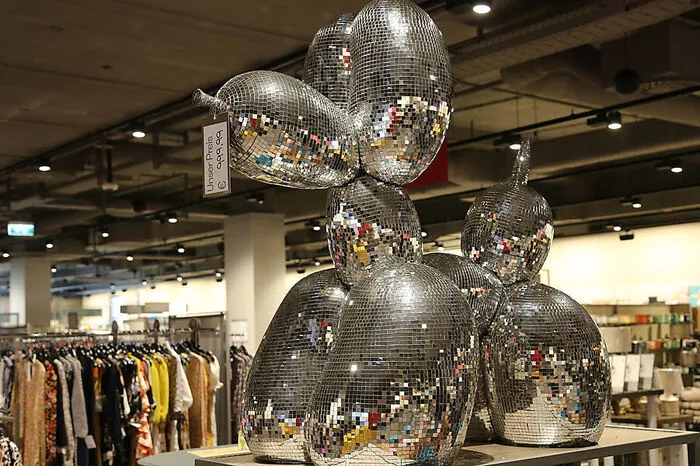 Das im Moment wahrscheinlich teuerste Produkt der Filiale: eine Variante von Jeff Koons berühmter Skulptur "Puppy" um 999 Euro.