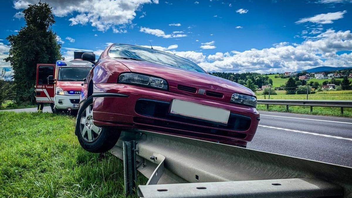 Der Lenker landete mit seinem Auto auf der Leitschiene