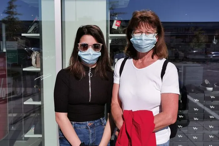 Die Frequenz bei den Kleidungs- und Schuhgeschäften war hingegen überschaubar. Kurz vor der Öffnung fanden sich nur wenige Leute vor den Eingangspforten an, unter anderem auch Hermine und Lea Suppan. Die Mutter und Tochter haben das Schuhe kaufen verschoben und jetzt sind sie schon früh hier. „Wenn am Morgen zu viele hier gewesen wären, wären wir heimgefahren“, sagt Hermine Suppan.
